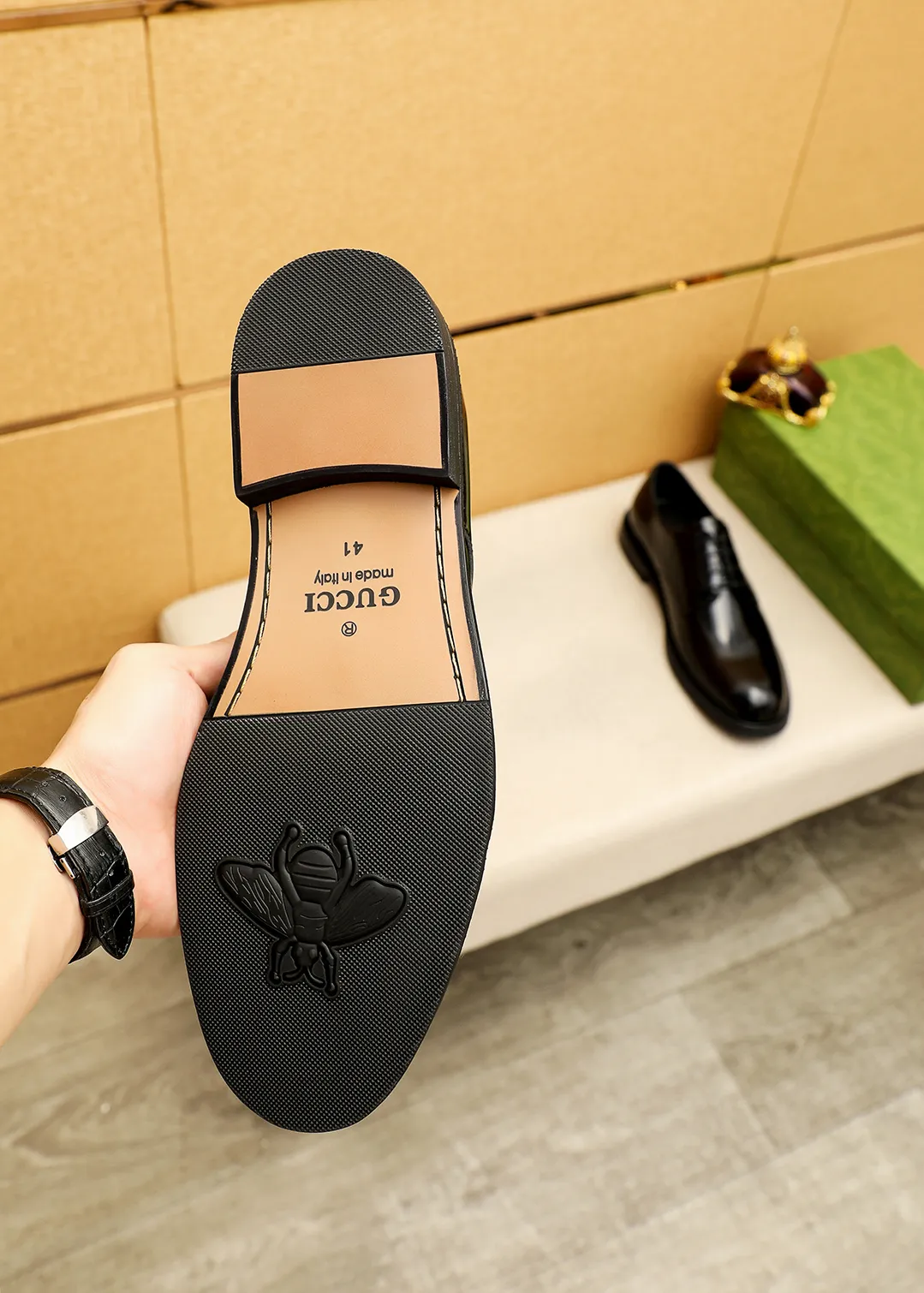 Men's shoes 💰520 💐 Product trademark: GUCCI "Gucci" business leather shoes Regular size: 38-44 (45.46🉑️customized) Product materials: Selected imported first-layer open-edge beaded cowhide leather upper, imported water-dyed cowhide leather lining. Strong three-dimensional visual effect, original outsole Color: 4⃣️colors available